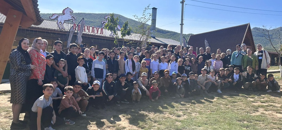 Социальные работники в Карабудахкентском районе приняли участие в поездке, организованной для детей участников СВО в конный клуб