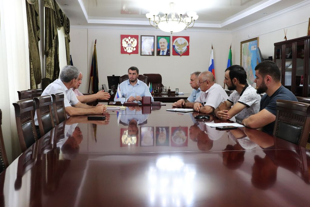 В Докузпаринском районе прошла встреча с руководителем фонда «Все вместе» Селимханом Мирзехановым