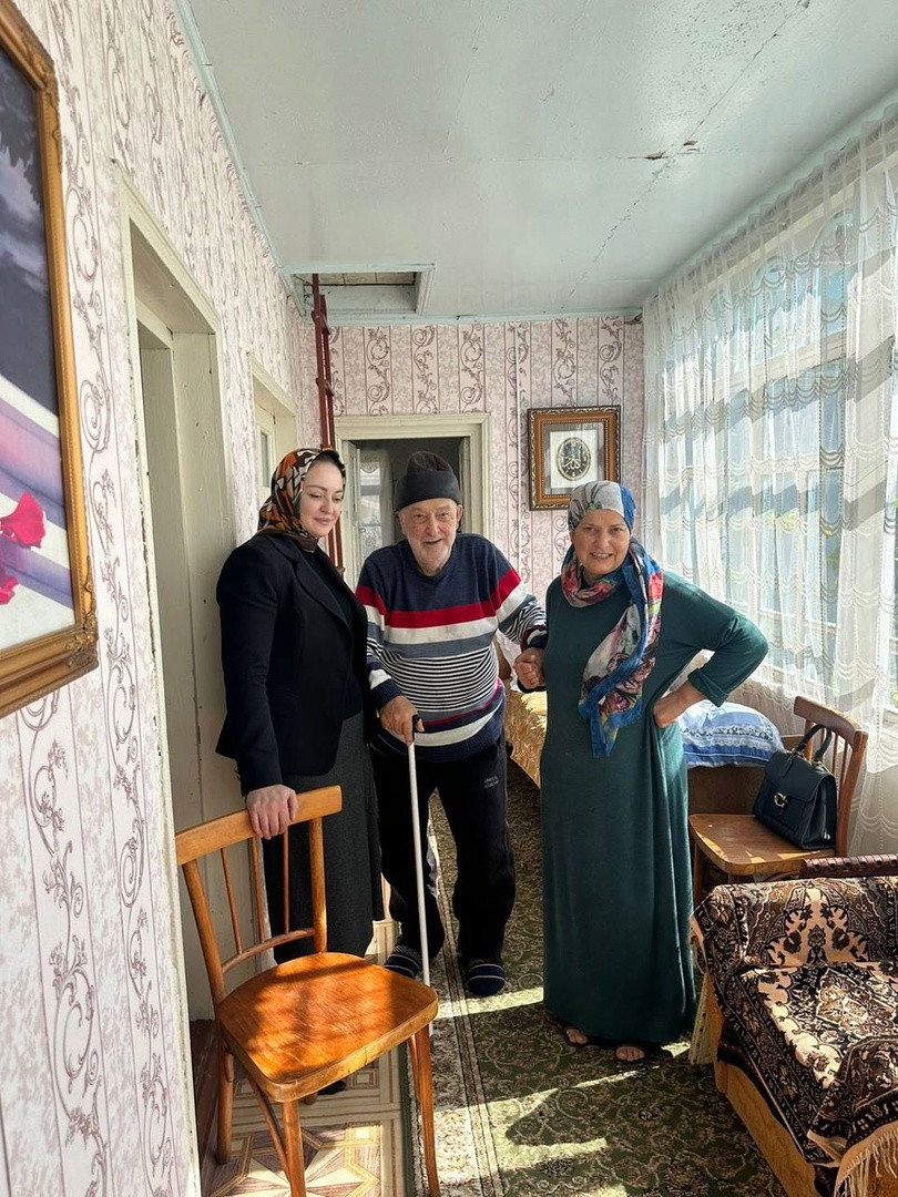 Оказание материальной помощи ко Дню пожилых.