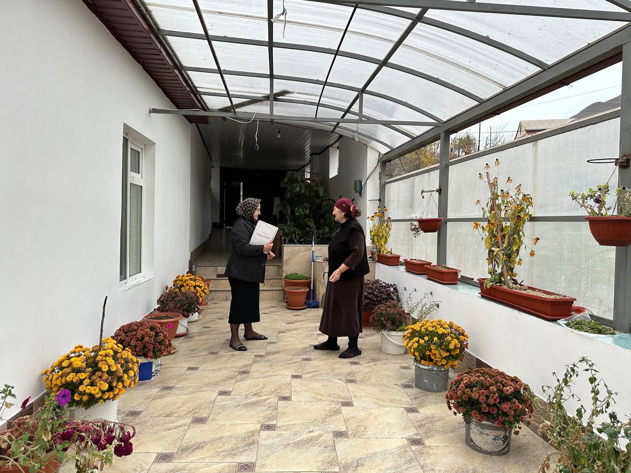 Заведующей и специалистом отделением центра социального обслуживания граждан и инвалидов на дому, Абдуллаевой С. и Шахбановой Ф. была проведена проверка предоставления социальных услуг.