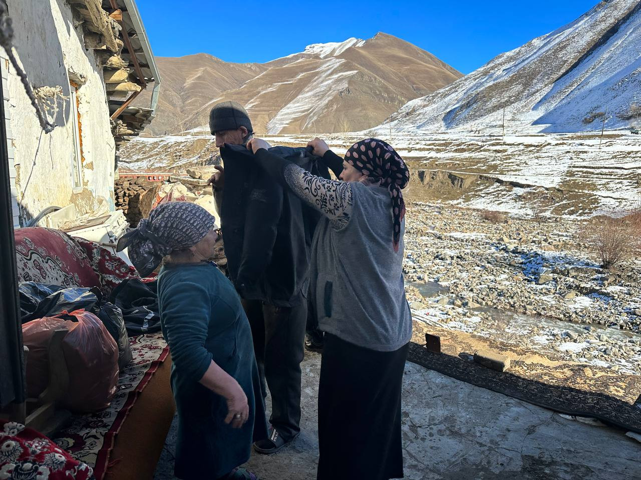 Выезд к малообеспеченной семье в с.Шиназ.