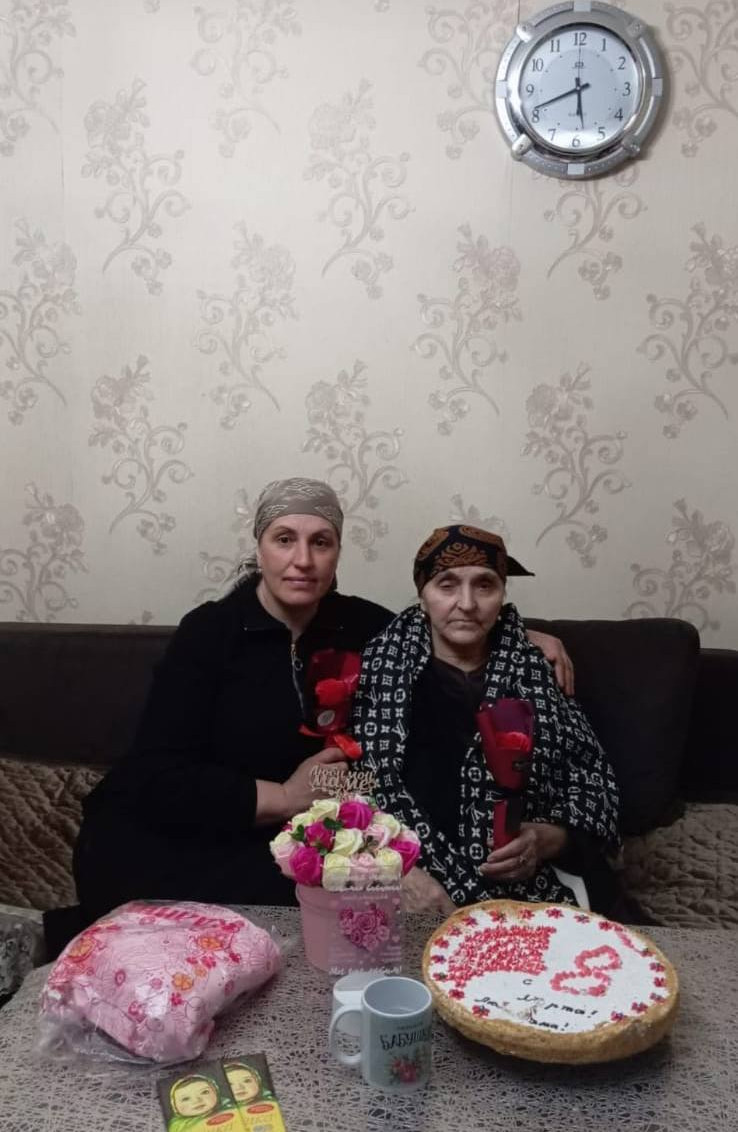 Социальная работница ЦСОН «Рутульский район» Абдулсаламова Тамила, поздравила свою подопечную Магомедшерифову Гюльчичак Курбанмогомедовну, с Международным женским днём 8 Марта.