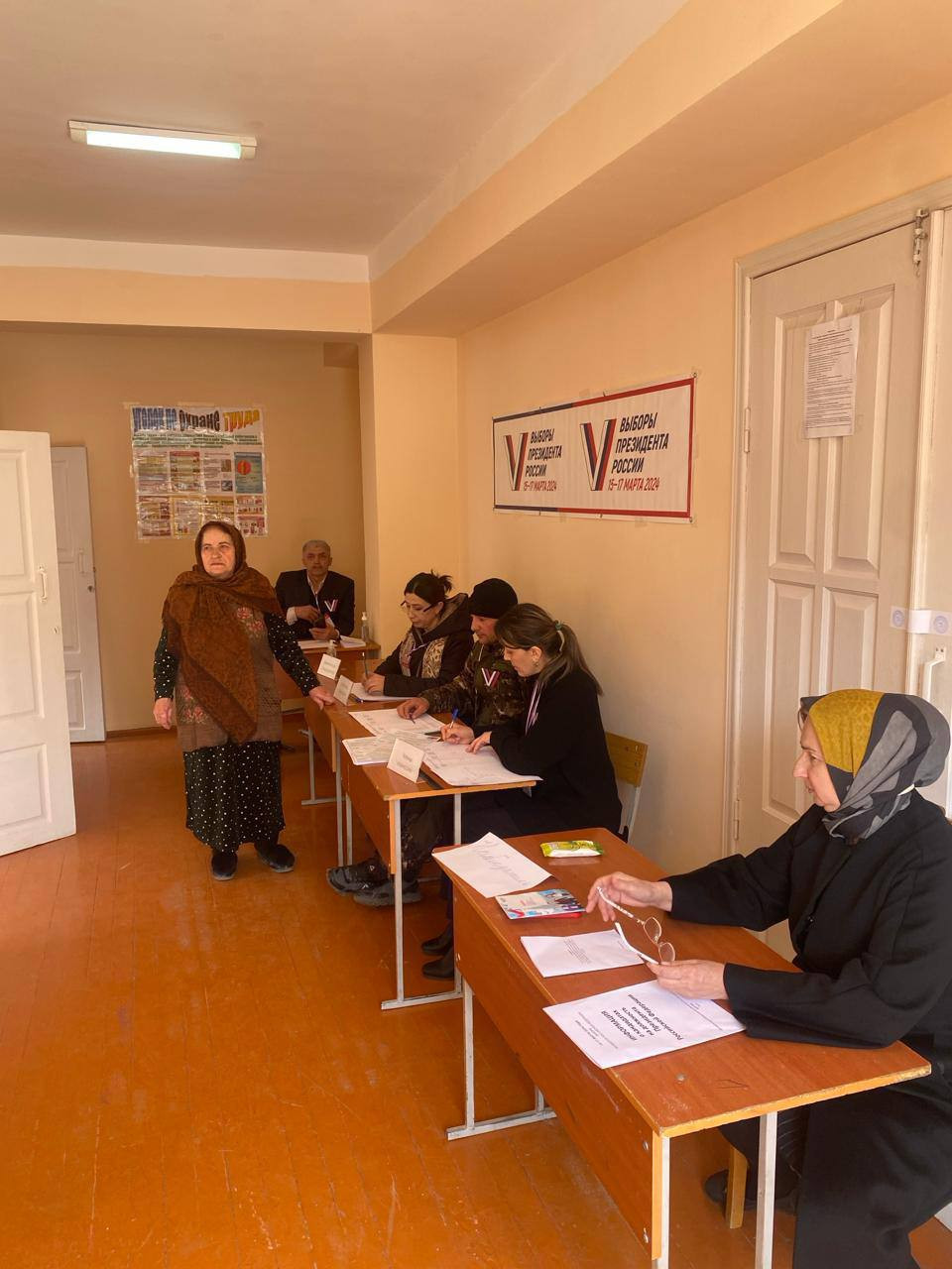 Мать двоих сыновей, которые принимают актив СВО и находятся сейчас на территории Украины, Гусейнова Кизилгюл Абдуллаевна пришла на голосование исполнить гражданский долг на свой  избирательный участок.