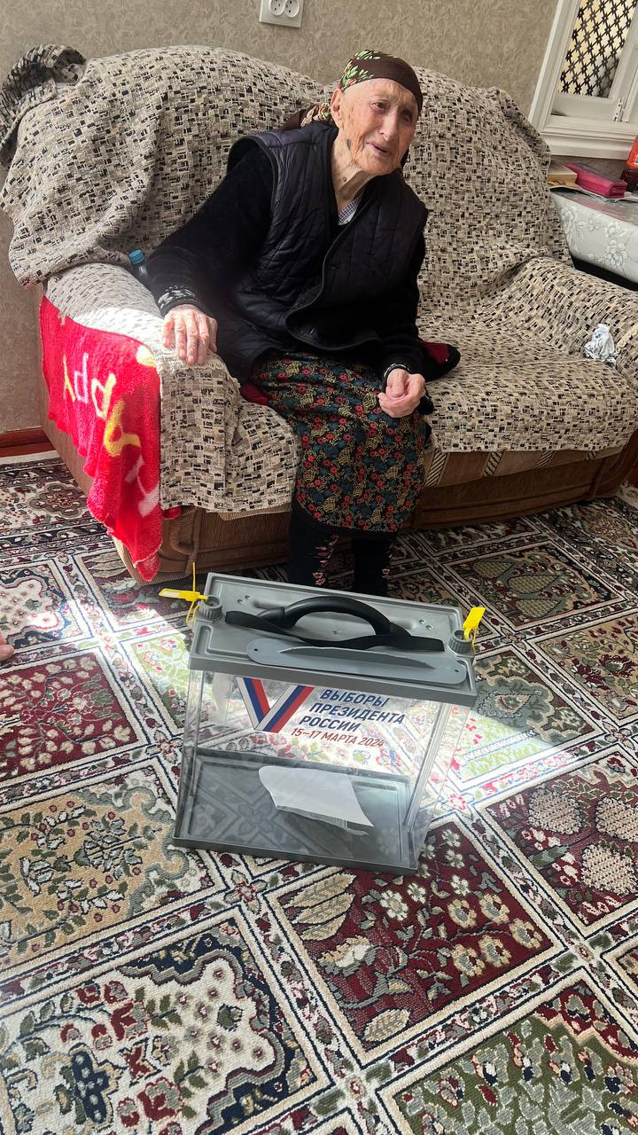 93 - летняя жительница села Хлют Курбанова Мажибат Алиевна - самая старейшая и многодетная мать проголосовала на дому.