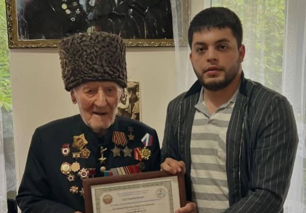 Заместитель председателя Молодежного парламента при МГС Бабаев Магомедвели посетил участника Великой Отечественной войны, Героя Российской Федерации Ибрагим-Пашу Садыкова.