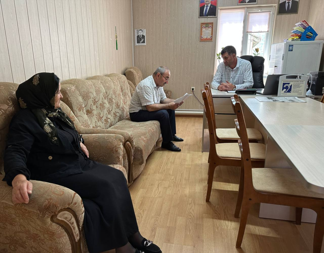 Совещание для отбора отличившихся ответственных социальных работников.