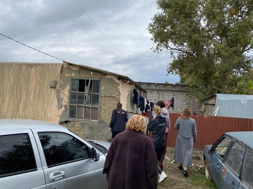 В Кизлярском районе социальные работники с выездной проверкой побывали в 8 семьях, находящихся в социально-опасном положении