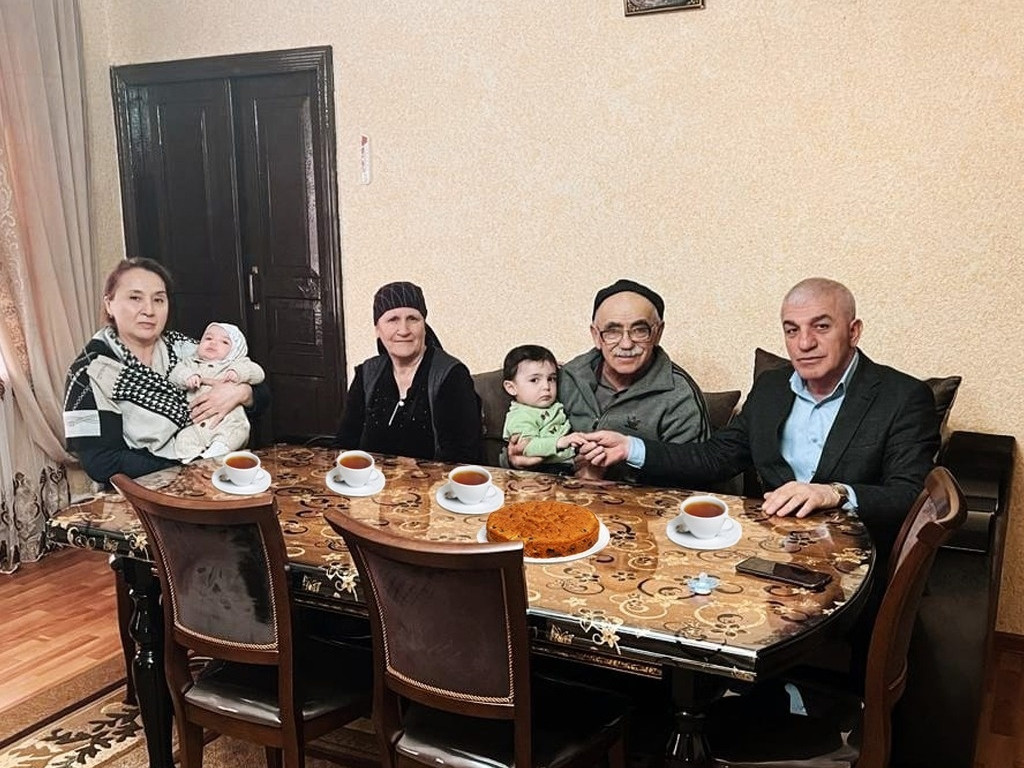 В преддверии празднования Дня защитника Отечества работники Управления социальной защиты Магарамкентского района посетили семьи участников СВО.