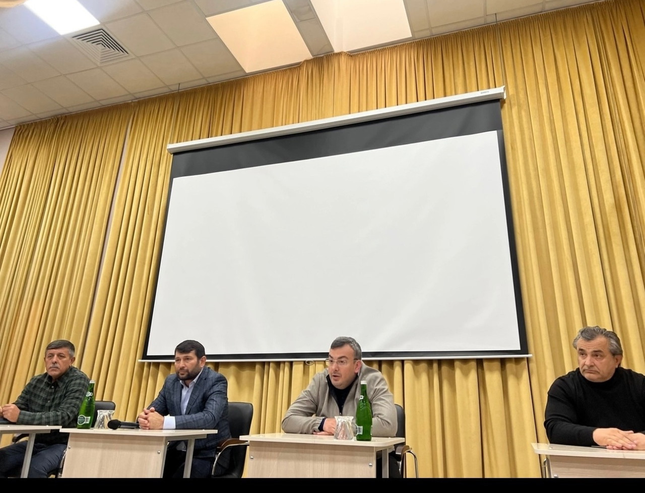 Врио министра труда и социального развития Дагестана Магомедзагид Кихасуров встретился с жителями Кизилюртовского района.