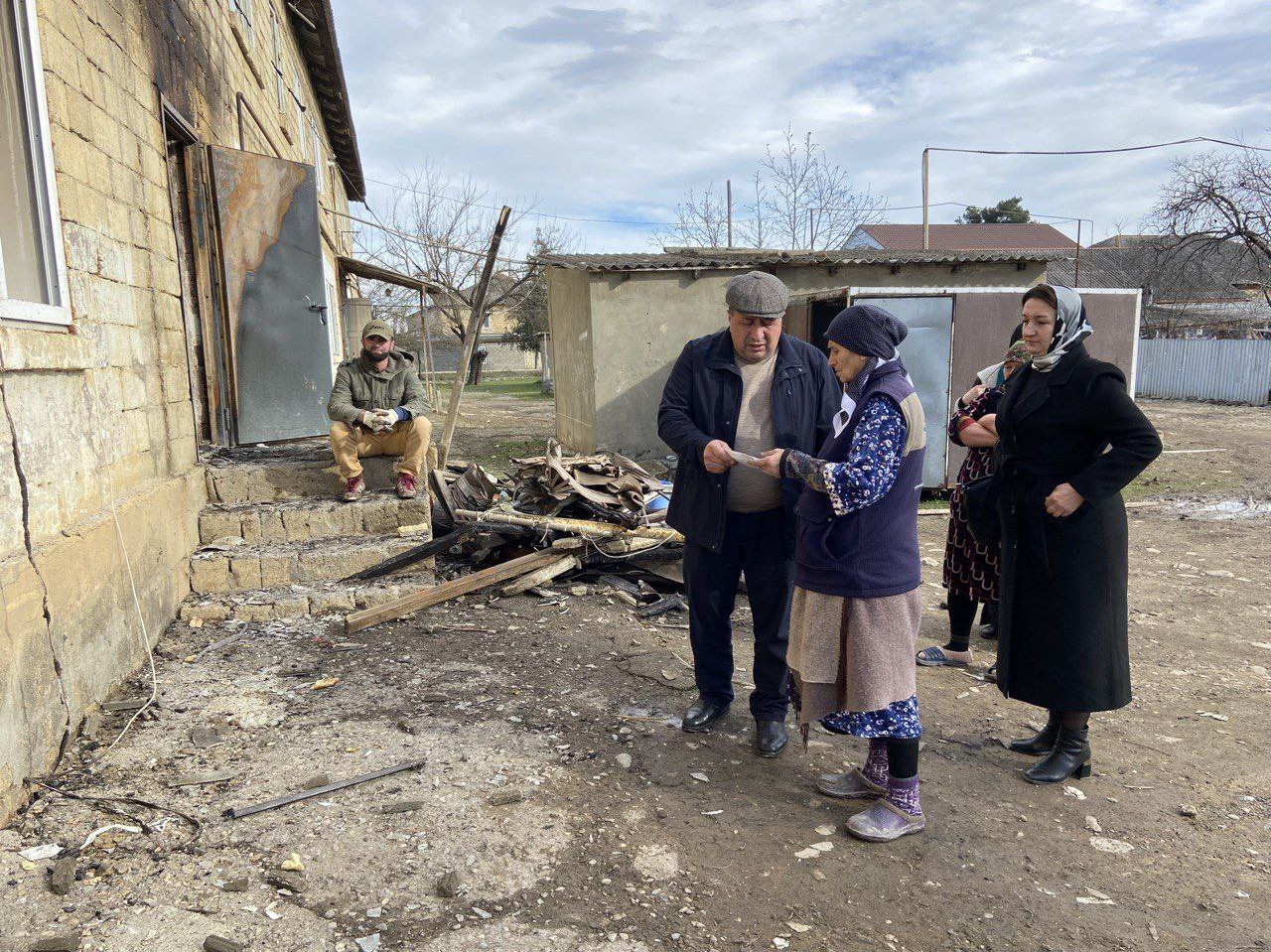 Директор центра выехал на место пожара жилого дома