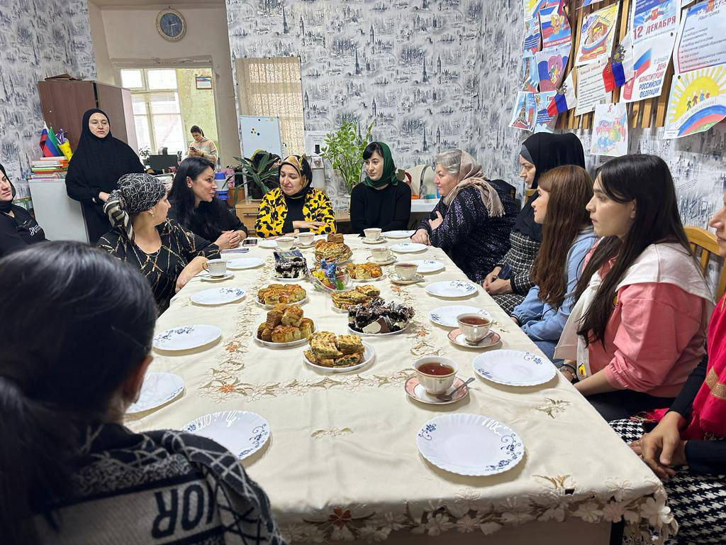 В отделении социального обслуживания на дому детей и семей с детьми Комплексного центра в Каспийске в рамках Года семьи организовали досуг для мам подопечных