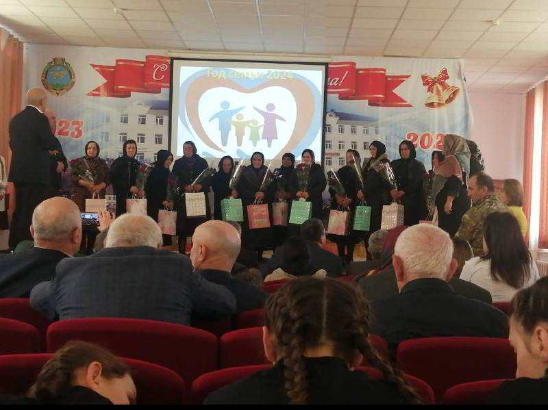 В канун Международного женского дня в Уркарахской многопрофильной гимназии имени Ахмедхана Абубакара прошло праздничное мероприятие