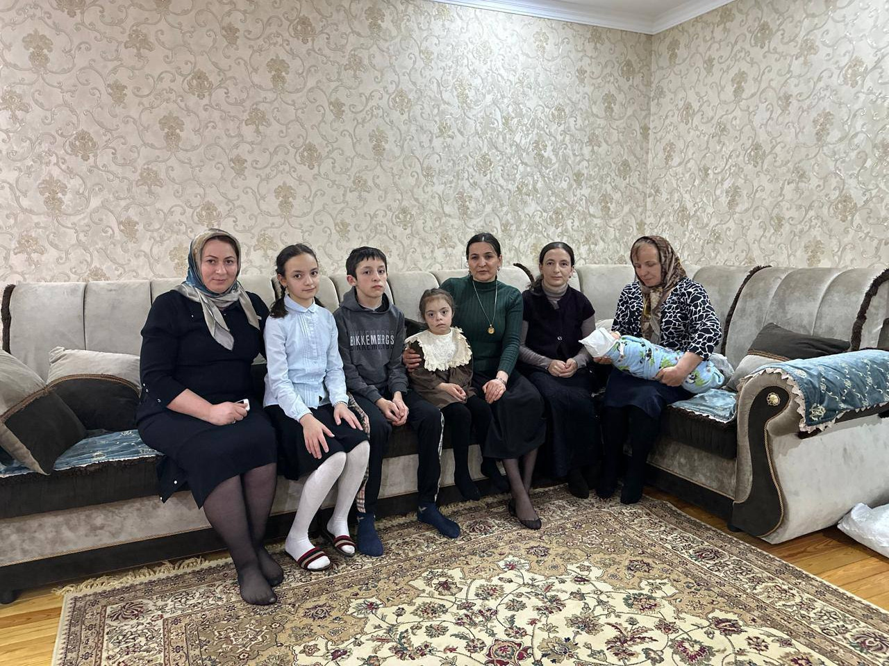 В рамках реализации плана мероприятий к году семьи в преддверии празднования Международного женского дня 8 марта работники УСЗН и КЦСОН в МО «Дахадаевский район посетили семьи участников СВО.