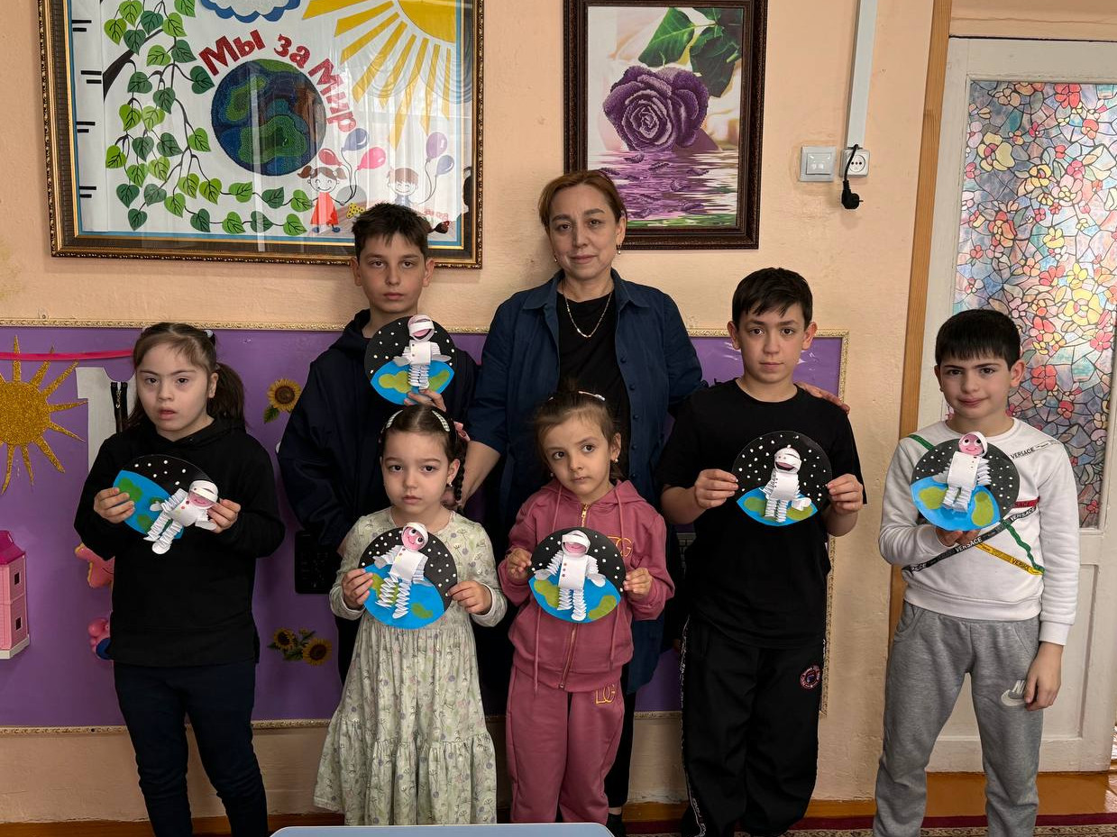? В преддверии праздника Дня Космонавтики в нашем Реабилитационном центре, дети совместно с педагогом Кумсият Магомедовой продолжают изготовление поделок из бросового материала на тему: "Космос".