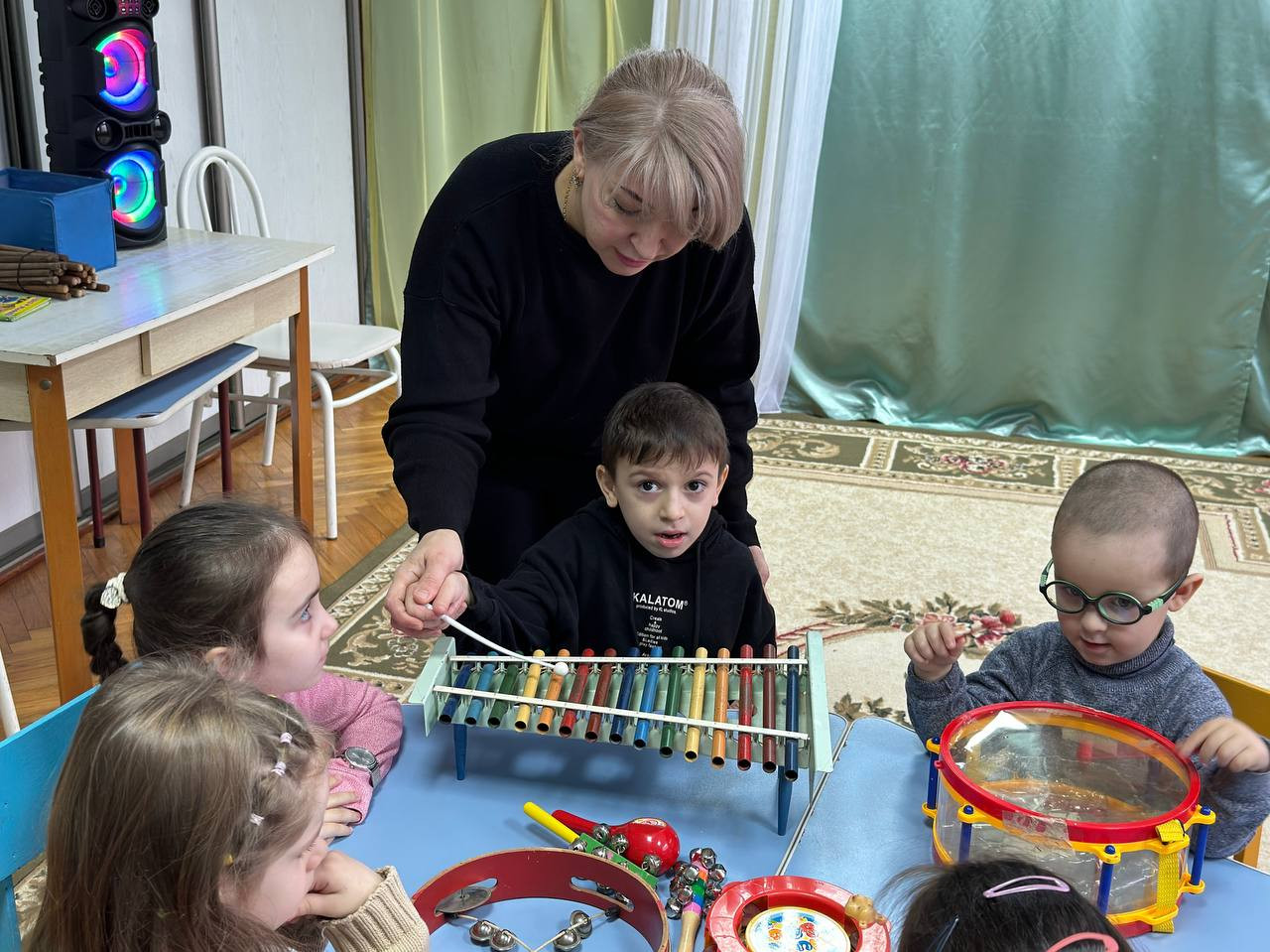 Развитие музыкально-ритмических способностей способствует всестороннему развитию детей с ОНР, а также коррекции речевой и двигательной сфер.