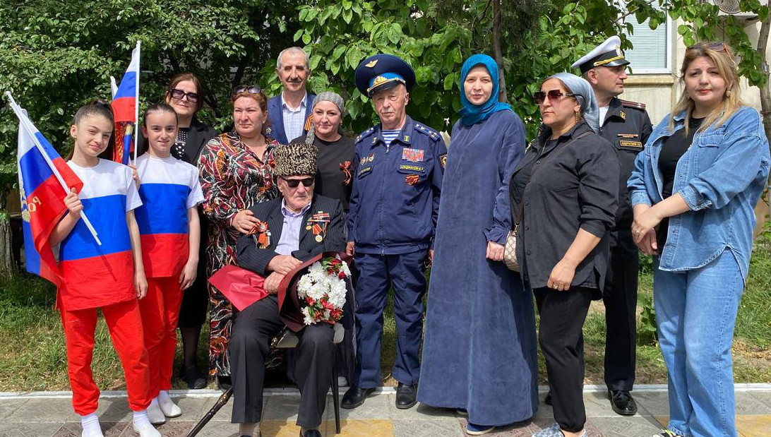 У дома ветерана в Каспийске состоялся Парад Победы