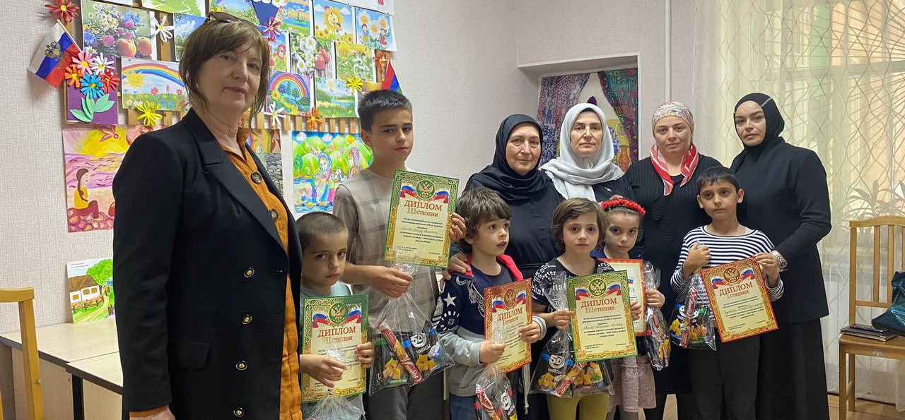 В преддверии Дня защиты детей в Комплексном центре социального обслуживания в Каспийске прошел конкурс детских рисунков