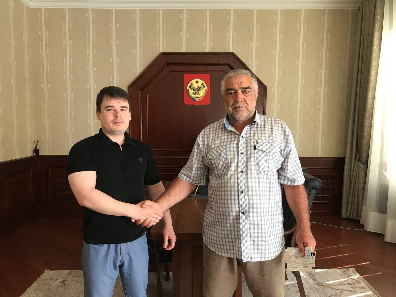 Церемония вручения удостоверения о присвоении звания "Ветеран труда".