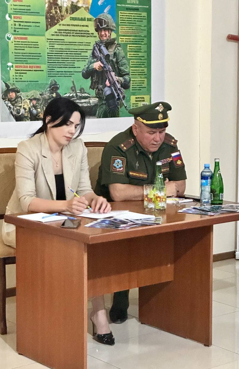 21 мая была организованна встреча с ищущими работу гражданами с целью информирования об условиях поступления на службу по контракту и мерах поддержки (социальных льготах и гарантиях).