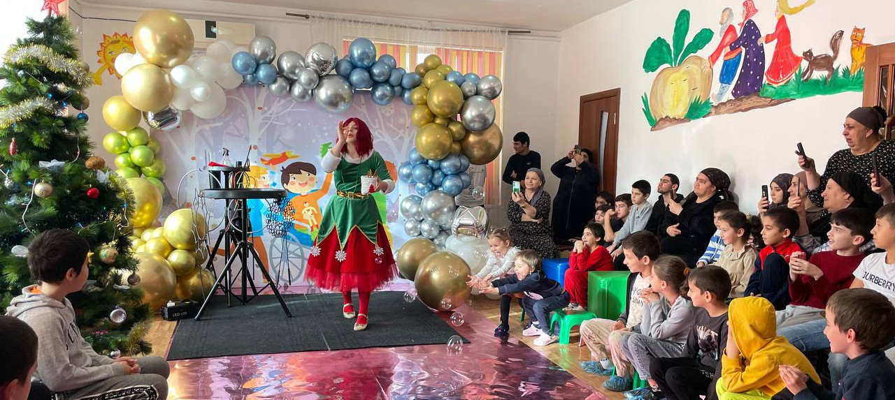 Подопечным Реабилитационного центра в Хасавюртовском районе на мероприятии «Зимняя сказка» вручили новогодние подарки