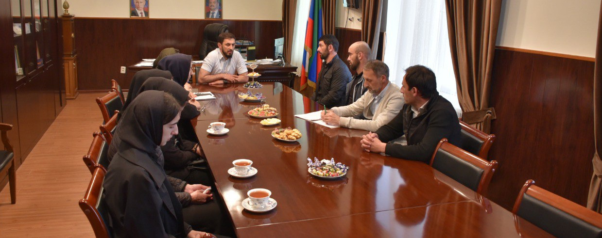 Заместитель директора Управления социальной защиты в Акушинском районе Абдулмуслим Алиев принял участие во встрече главы района с родными погибших в СВО