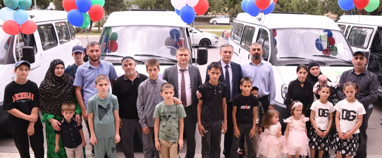 В Министерстве труда вручили малоимущим многодетным семьям ключи от новых микроавтобусов