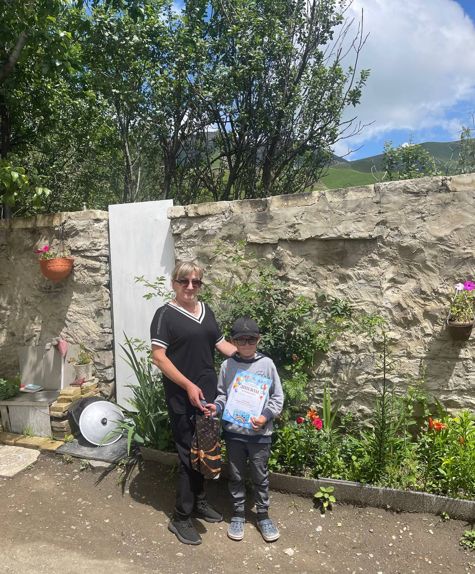 Работники центра социального обслуживания населения, отделения детей и семей с детьми наградили грамотами и подарками детей участников конкурса «Дети России - за мир».