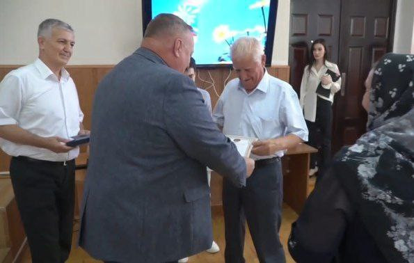 В Администрации г. Каспийска поздравили семьи прожившие в браке более 35 лет