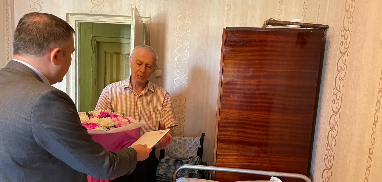 Министр труда Мурад Казиев поздравил ветерана Великой Отечественной войны Галину Рейзову с 80-летием Курской битвы