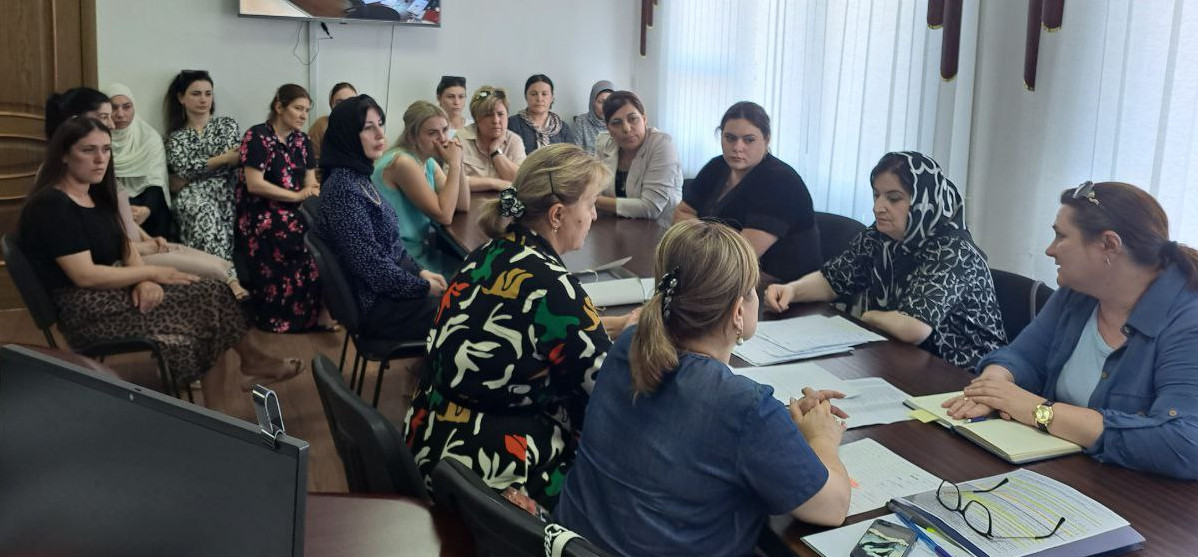 Руководители социальных учреждений Минтруда РД в Избербаше Элина Ибрагимова и Сайха Мусаева совместно с Управлением образования провели собеседование с безработными