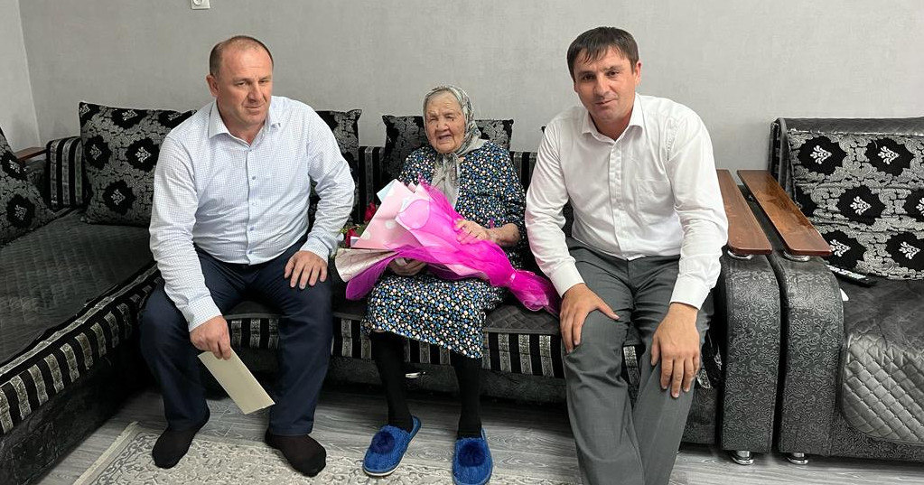 В Буйнакске коллектив Комплексного центра поздравил ветерана Великой Отечественной войны Галину Меджидовну Беляеву с 99- летием