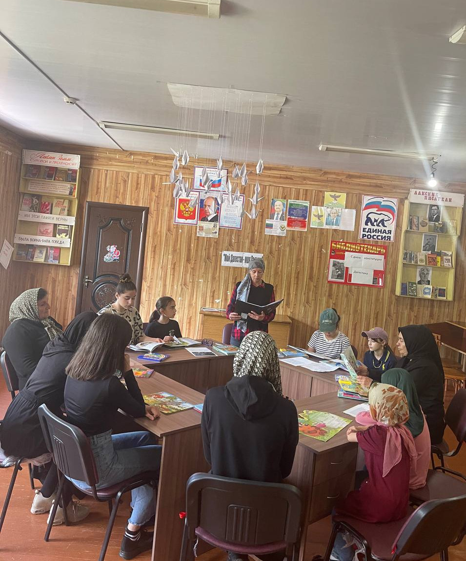 Работники Центра социального обслуживания населения Кулинского района вместе с детьми и подростками, находящиеся на обслуживании в центре, посетили районную библиотеку.