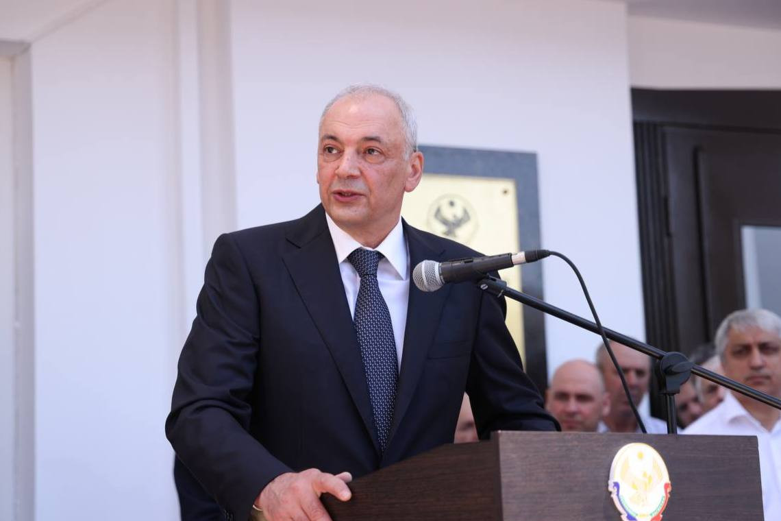 Открытие мемориальной плиты видному государственному деятелю Магомедали Магомедовичу Магомедову на здании Правительства РД