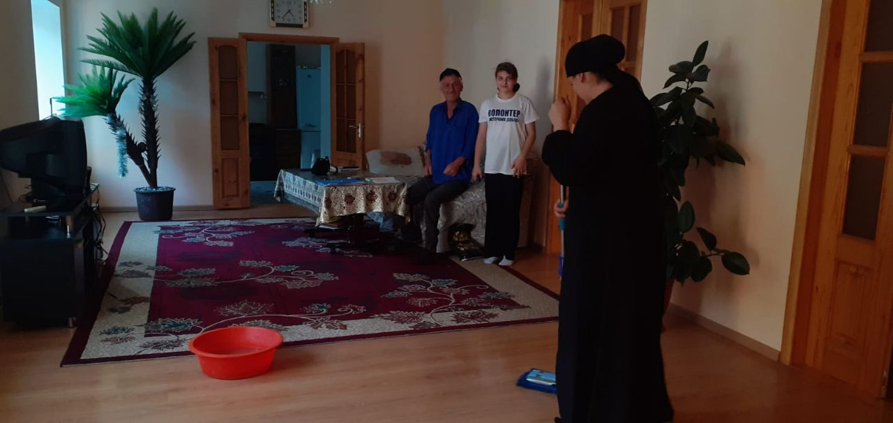 Помощь в уборке дома получателя социальных услуг с волонтёрами "Источник добра"