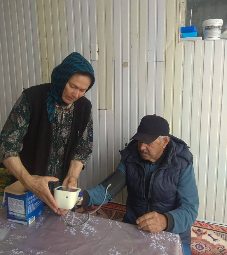 Социальные работники Центра социального обслуживания населения Кулинского района, оказывают социально - бытовые, социально - медицинские услуги.