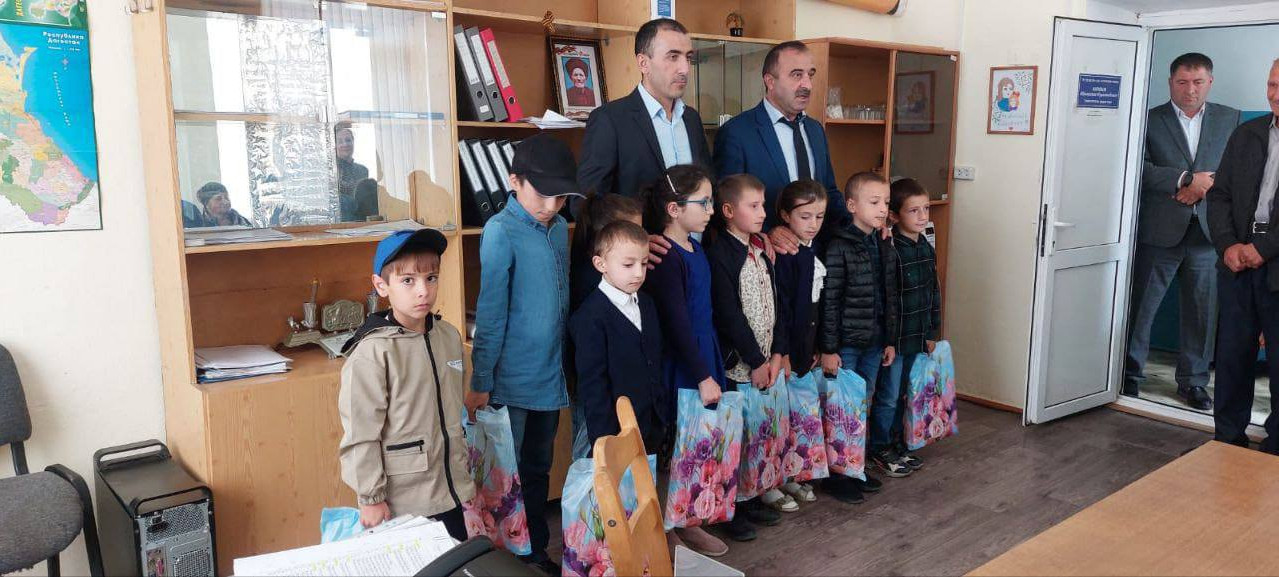 В Комплексном центре социального обслуживания населения Курахского района, по сложившейся традиции, проведена благотворительная акция "Собери ребенка в школу"