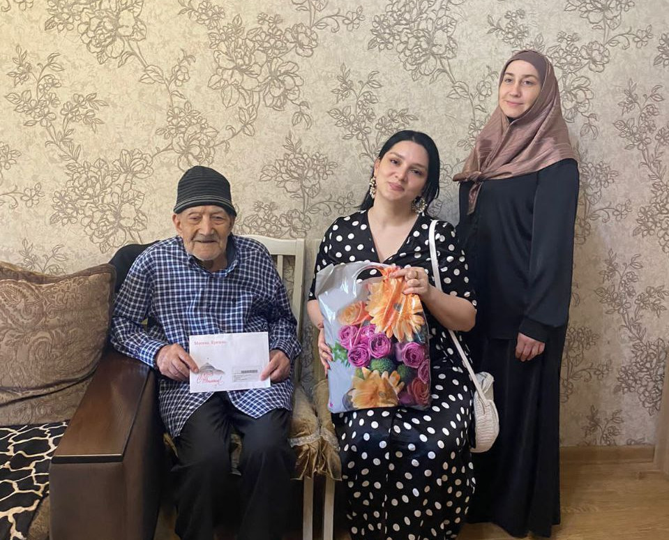 Специалисты управления социальной защиты населения в МО «г. Каспийск» навестили тружеников тыла ВОВ