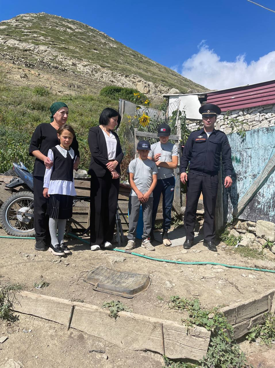 Специалисты Центра социального обслуживания населения, отделения обслуживания детей и семей с детьми совместно с инспектором по делам несовершеннолетних и представителями опеки провели мероприятие по раннему выявлению социального неблагополучия семей