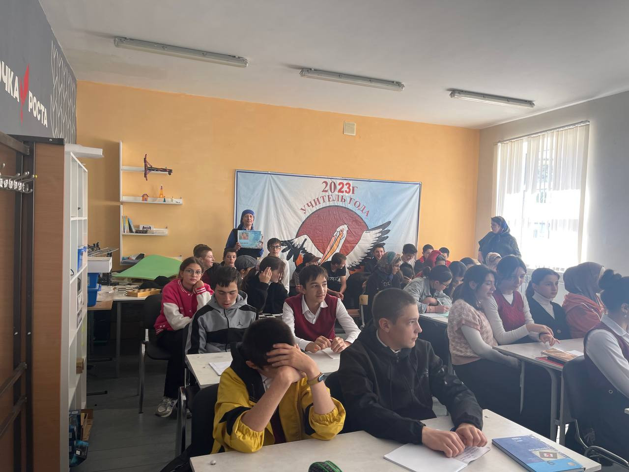 Специалисты Центра социального обслуживания населения Кулинского района, отделения обслуживания детей и семей с детьми, совместно с врачами Ценральной районной больницы, провели лекцию в школе