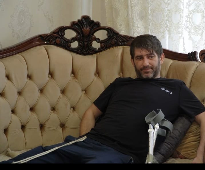 Социальные работники Минтруда Дагестана в Каспийске помогли раненому участнику СВО получить направление на лечение в Москве