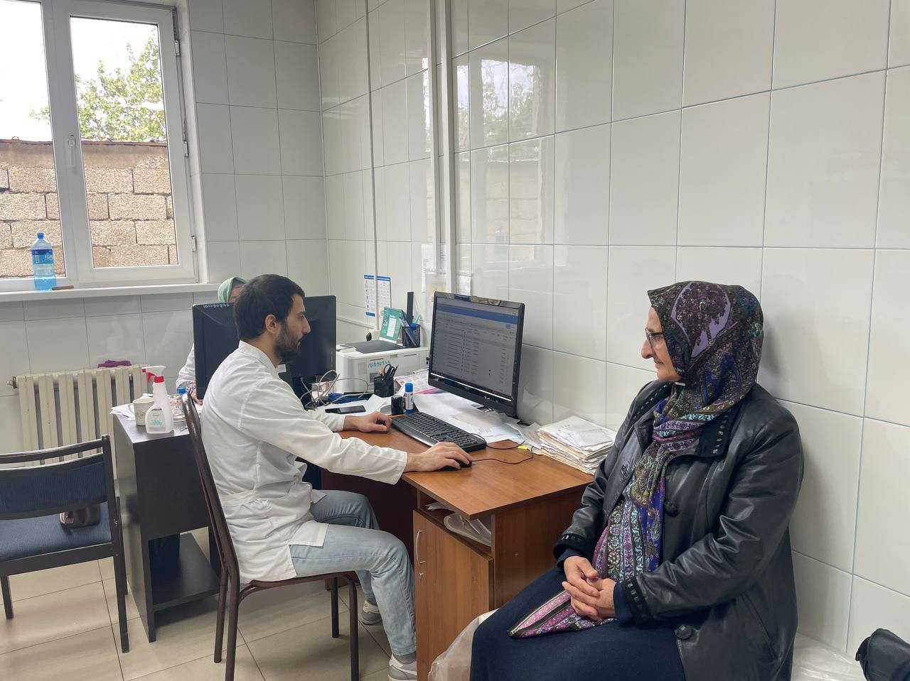 Социальные работники Махачкалы продолжают доставлять пожилых граждан в медучреждения в рамках нацпроекта «Демография»