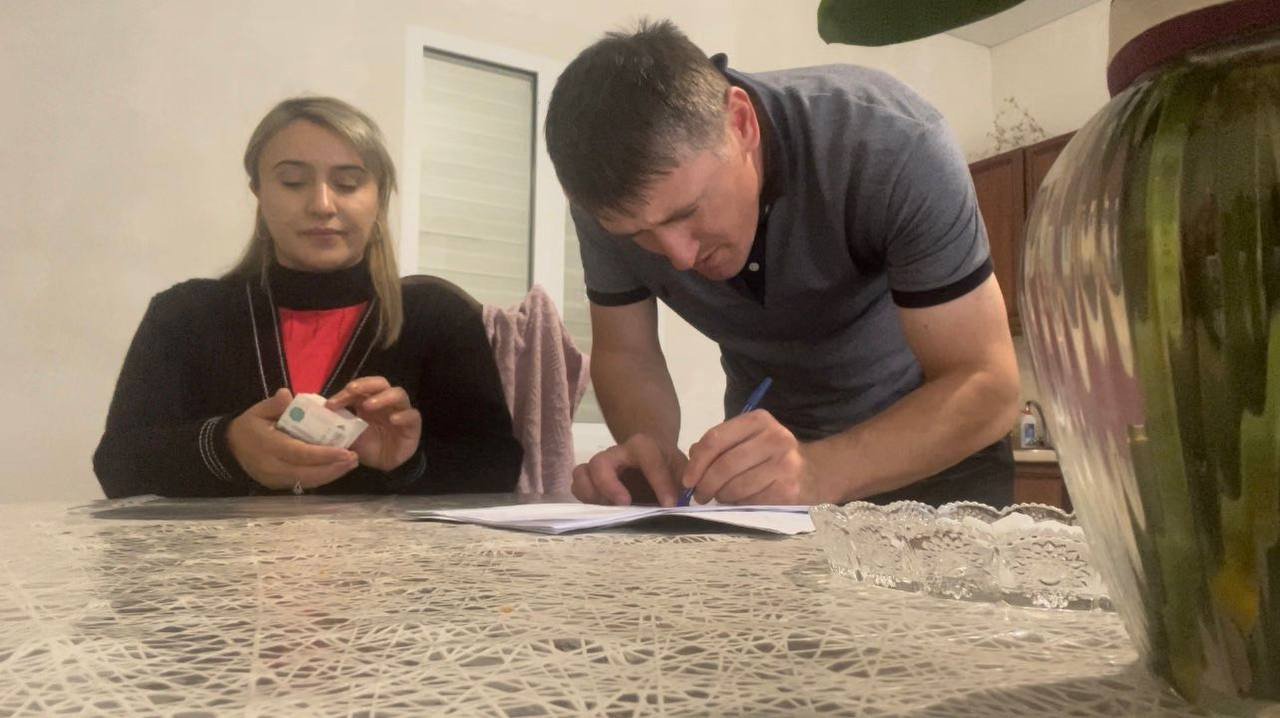 Специалист по работе с семьей и детьми, Муртазалиева Раисат, посетила семью, находящуюся в трудной жизненной ситуации (ТЖС), и оказала им материальную помощь от Всероссийского общества инвалидов.