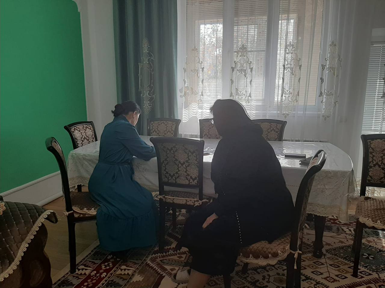 Заведующая отделения семьи Мусаева Салимат посетила мать, погибшего в ходе СВО, военнослужащего Камбулатова Магомеда.