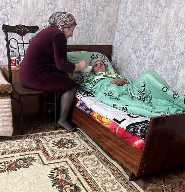 Социальный работник  оказывает  бытовую услугу .