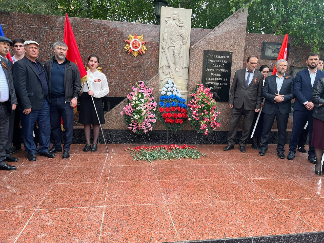 На кануне 79-й годовщины победы в ВОВ работники УСЗН возложили цветы и венки к памятнику участникам войны 1941-1945г.