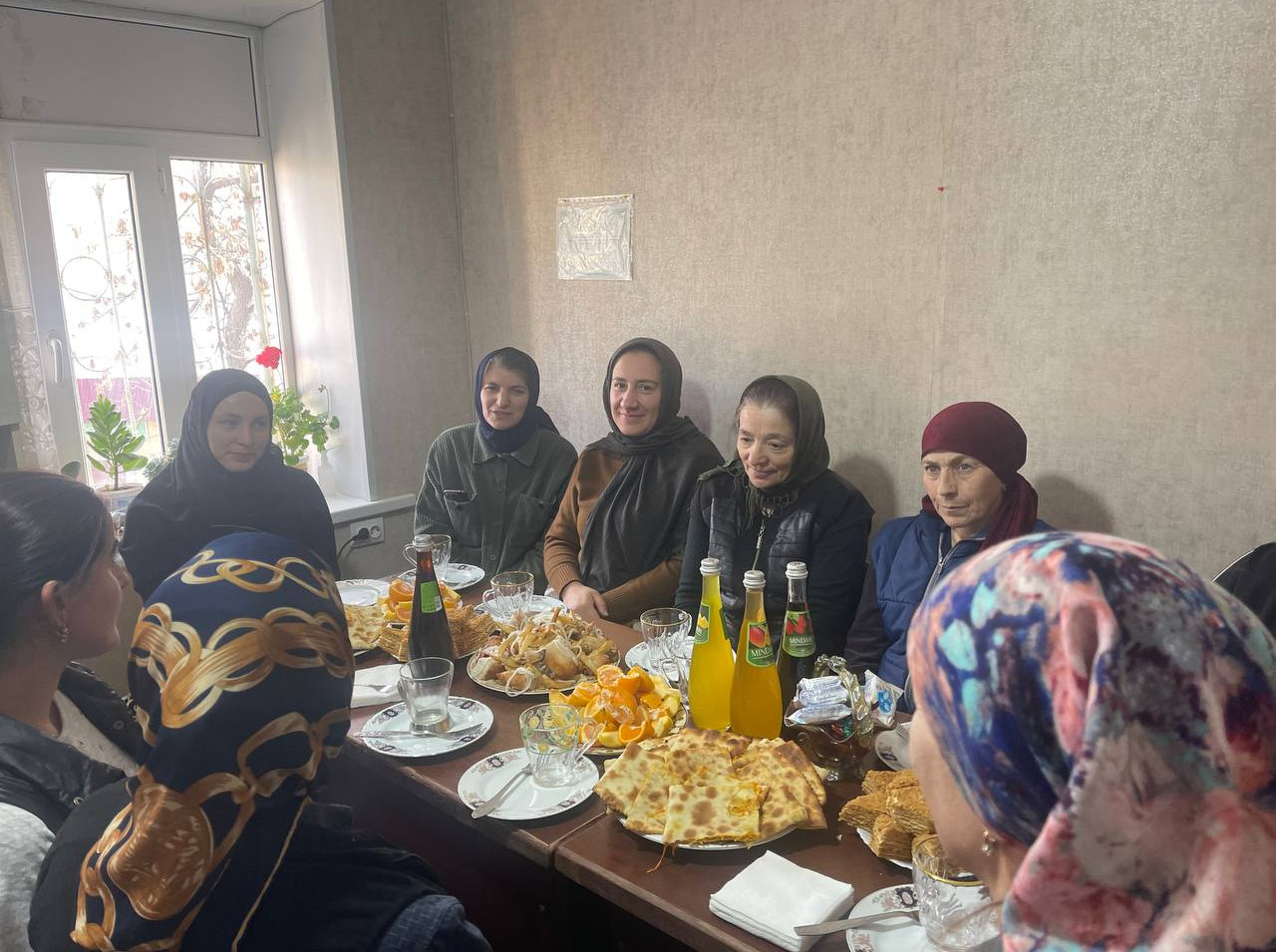 В преддверии праздника Дня матери, коллектив Центра социального обслуживания населения пригласили получателей социальных услуг — многодетных матерей на праздничное чаепитие.