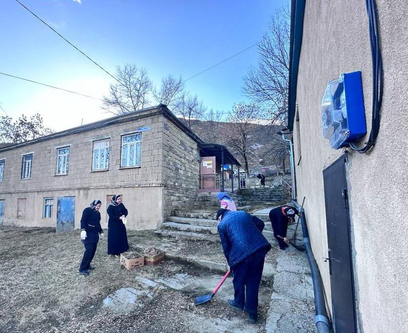 Работники  Центра социального обслуживания населения Кулинского района вышли наводить порядок на прилегающих территориях.