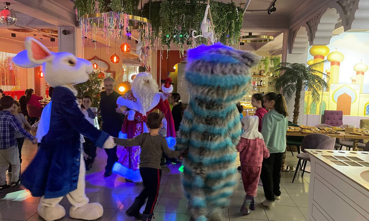 В преддверии новогодних праздников Центр социального обслуживания г.Махачкалы организовал для детей праздничное мероприятие в детском клубе «Алладин».