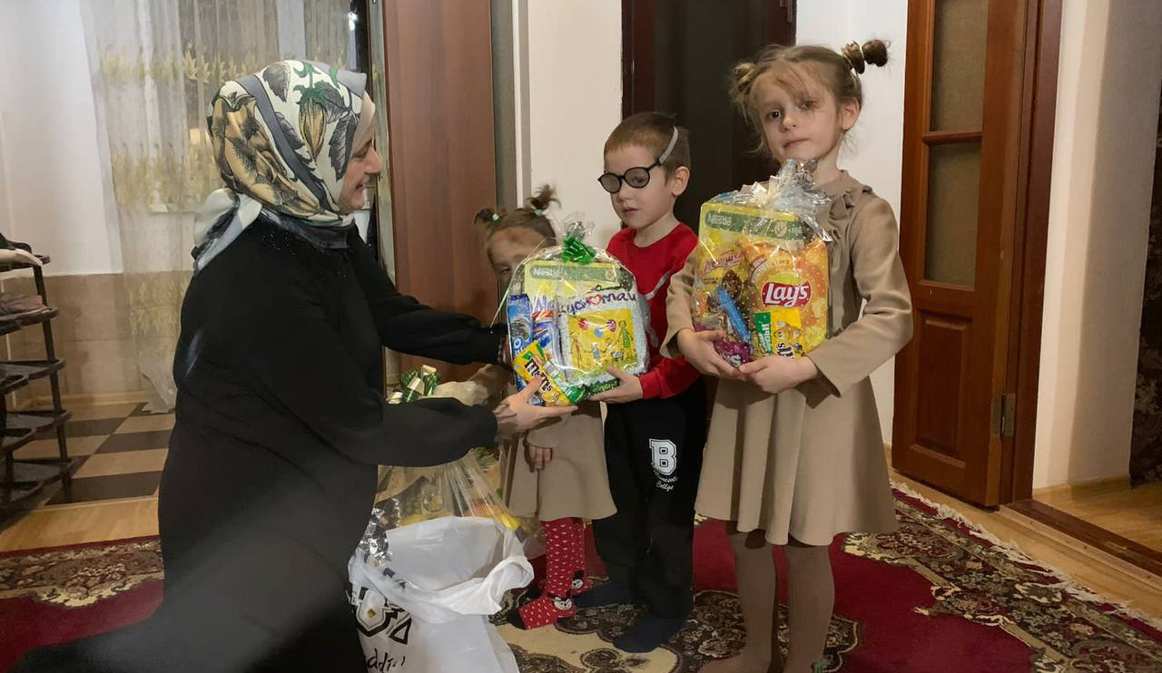 Специалисты учреждения Минтруда РД поздравили детей участников СВО с наступающим праздником.