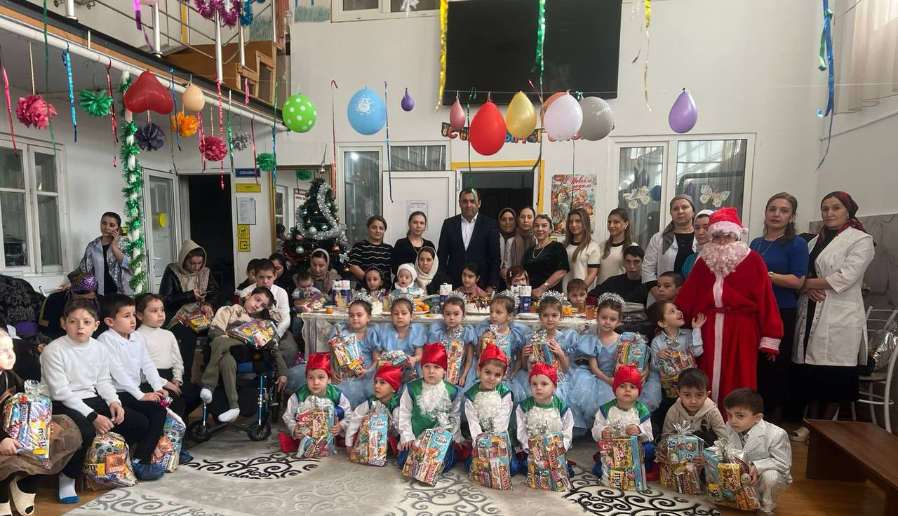 Накануне в Реабилитационном центре для детей и подростков с ограниченными возможностями в Карабудахкентском районе провели  Новогодний утренник для подопечных детей центра